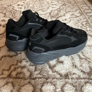 Yeezy 700 v2 vanta black size 6 1/2